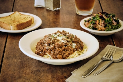 spaghetti with garlic toast and a salad